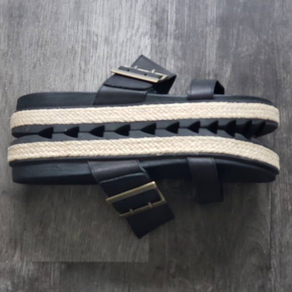 Sorel Sandals - size 9 - Picture 3 of 7